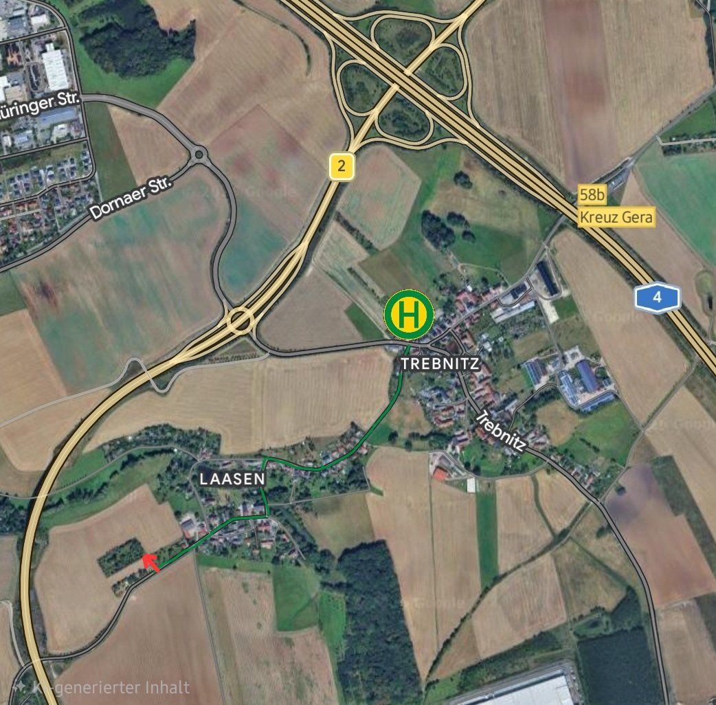 Luftbild mit Laasen und Trebnitz: markierter Weg von der Bushaltestelle durch den Ort bis zur Streuobstwiese (grüne Linie, roter Pfeil)