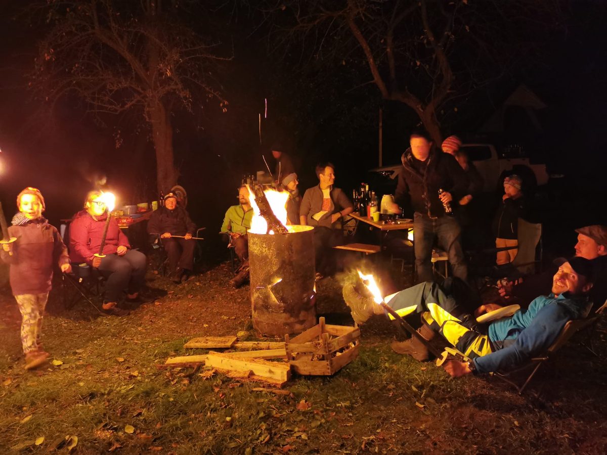 Gemütliche Runde am Feuer, wenn es dunkel wird.